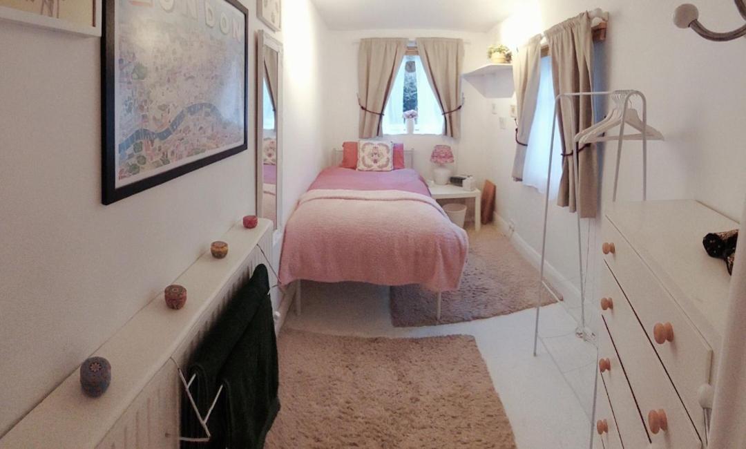 Centrel To London Single Bed Room Quiet Home With Host And Breakfast Exterior photo